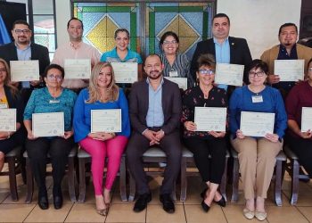 Juramentan a 13 pares evaluadores de la Dirección de Educación Superior