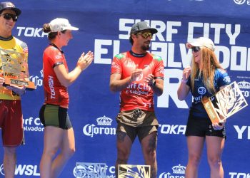 Filipe Toledo y Caroline Marks se coronaron en el Surf City El Salvador Pro
