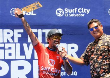 Filipe Toledo, surfista brasileño: «Lo que están haciendo en El Salvador es otro nivel»
