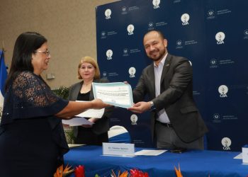 El Mined acredita a IEPROES por calidad académica