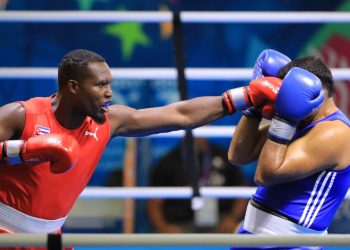 Julio La Cruz, de Cuba, tiene puño de hierro