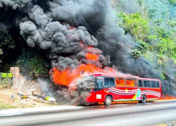 Bomberos de El Salvador sofoca incendio de un autobús en carretera Los Chorros