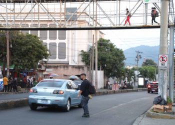 Investigan la conducta de los peatones al cruzar las calles de San Salvador