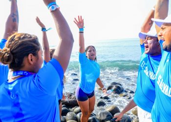 Salvadoreña Sindy Portillo también se vistió de oro en surf