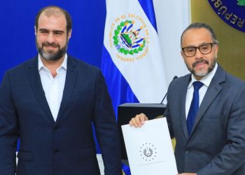 Ministro de Gobernación entrega a Asamblea propuesta para reducir municipios y diputados en El Salvador