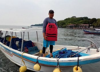 El salvadoreño Amílcar Montiel se gana la vida navegando el golfo de Fonseca