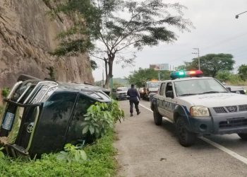 Autoridades verifican accidente de tránsito en autopista a Comalapa