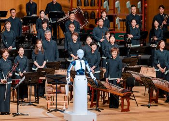 Un robot director de orquesta lleva la batuta en un concierto en Corea del Sur