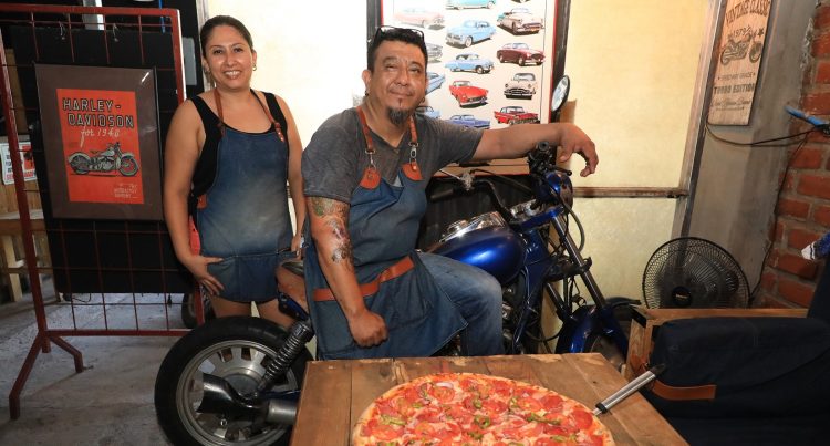 Iris López y Raúl García son los creadores y los dueños del sazón detrás de Pizza Garage. Foto: Guillermo Martínez.