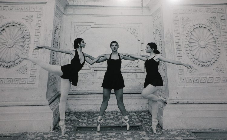 Franco Roth es un fotógrafo profesional que combinó el ballet y la arquitectura de Santa Ana. Fotografía: Francisco Campos.