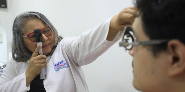Maribel de Herrera lleva más de 30 años siendo optometrista. Foto: David Martínez.