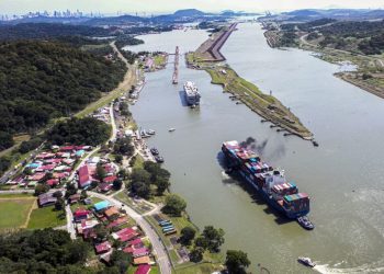 Un enorme velero escuela rompe la rutina en el Canal de Panamá