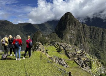 Hallan entre libros placa de oro de Machu Picchu supuestamente desaparecida