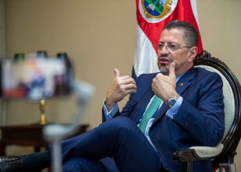 Fiscalía de Costa Rica investiga a presidente Chaves por abuso de poder