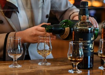 Famoso whisky de Japón saborea la bonanza en su centenario