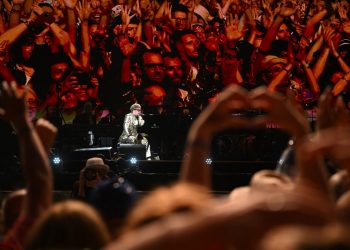 Seguidores de todo el mundo asisten al último concierto oficial de Elton John en Suecia
