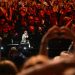 Seguidores de todo el mundo asisten al último concierto oficial de Elton John en Suecia