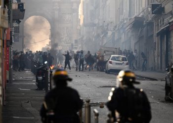 Más de 1,300 detenidos en Francia antes del funeral del joven baleado por un policía
