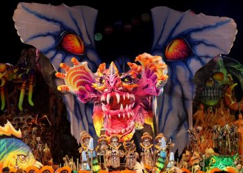 FOTOS: Festival de Parintins anima a miles con su tradicional colorido en la Amazonía brasileña