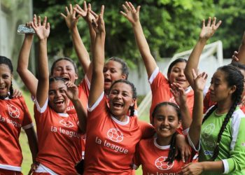 Niñas de Nicaragua aprenden con el fútbol a planear la vida y a construir liderazgo