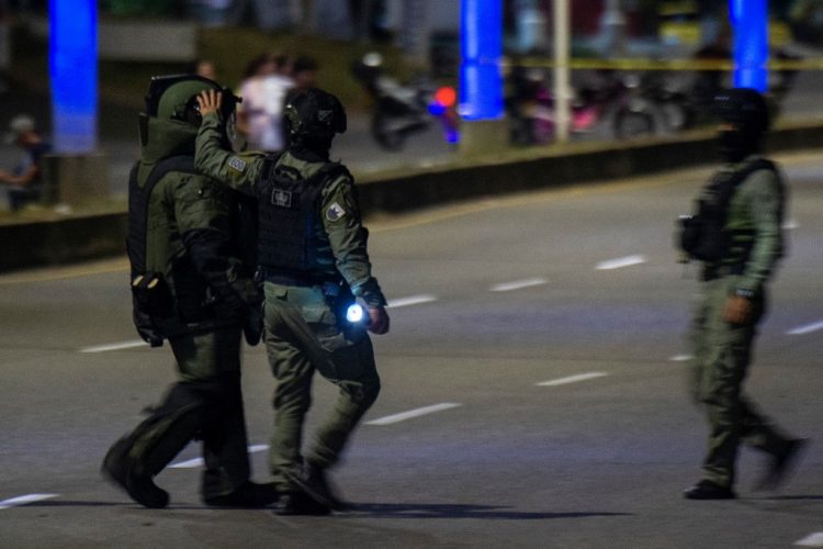 Miembros del cuerpo antiexplosivos de la Policía Nacional se preparan antes de inspeccionar una estructura luego de una explosión en Cúcuta. Foto AFP referencia.