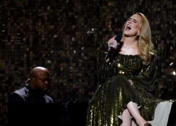 Adele pide que dejen de lanzar objetos a los artistas en el escenario