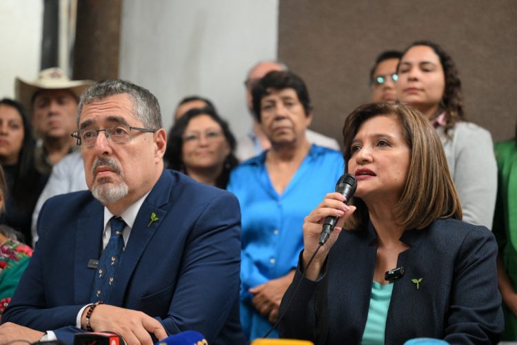 La fórmula presidencial del partido Semilla, Bernardo Arévalo y Karin Herrera, aseguraron estar listos para el balotaje. Foto AFP.