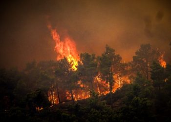 Más de 2.000 evacuados de isla griega de Rodas por incendio