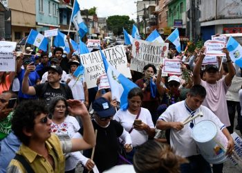 Marcha en Guatemala exige renuncia de fiscales y juez por crisis electoral