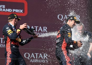 Lando Norris rompe el trofeo de Max Verstappen en la premiación de la Fórmula 1