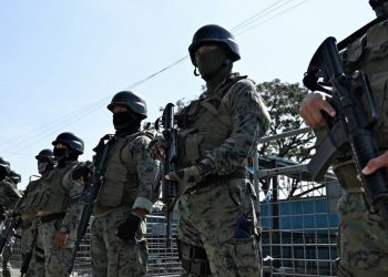 Diecisiete trabajadores penitenciarios siguen retenidos en cárcel de Ecuador