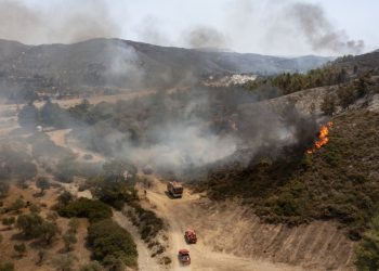 El termómetro vuelve a subir en Grecia, donde el fuego arrasa islas turísticas