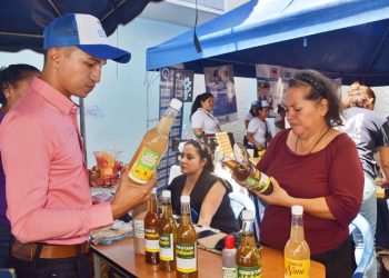 Gobierno acerca varios servicios a las mujeres en Cojutepeque