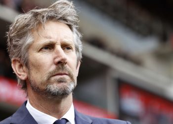 Van der Sar sale de peligro tras sufrir un derrame cerebral, dice el Ajax
