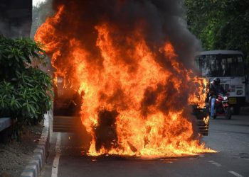 Al menos 25 muertos en India tras incendio de autobús