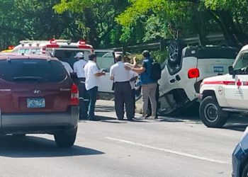 Precaución: un accidente de tránsito deja dos personas lesionadas en bulevar Monseñor Romero