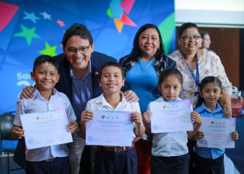 Niños son premiados por concurso «Dibujo y Pinto los XXIV Juegos Centroamericanos y del Caribe»