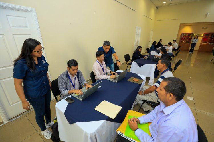 Reclutamiento. Las compañías llegan a El Salvador y realizan el proceso de selección.