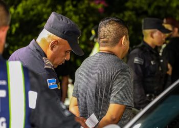 Autoridades instalan control vehicular nocturno y detienen a varios conductores en estado de ebriedad