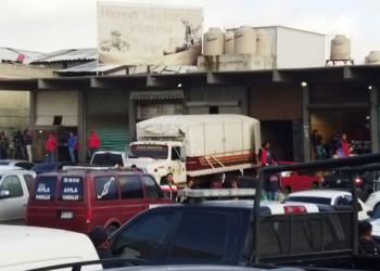 Mueren nueve personas en incendio presuntamente provocado en central de abastos de México