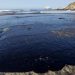 Derrame de crudo afecta una turística playa de Ecuador