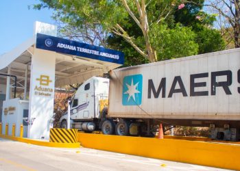 Seis empleados de aduanas son denunciados en Fiscalía por corrupción