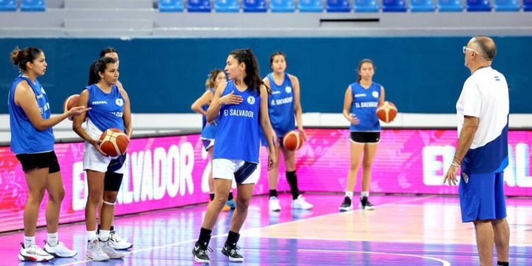 Ray Santana, técnico de la selección femenina de baloncesto. Foto: Indes