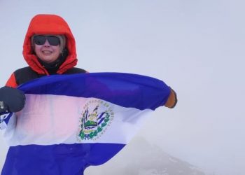 Alfa Karina Arrué suspende ascenso al monte K2 por problemas de salud