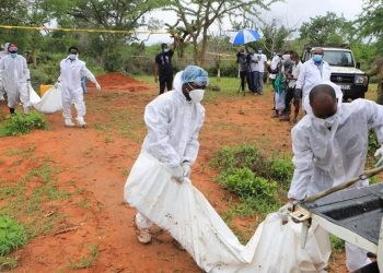 Balance de víctimas de inanición en secta evangélica de Kenia supera los 400 muertos