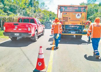Señalizan calle renovada que conduce al lago de Coatepeque