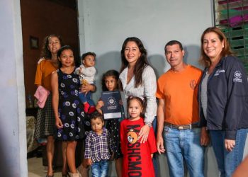 Gobierno entregó 34 escrituras de propiedad a familias de Nuevo Cuscatlán