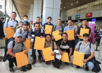 Parte octavo grupo de trabajadores salvadoreños a Canadá