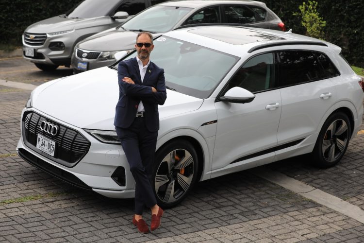 El CEO de EV El Salvador se transporta por las calles salvadoreñas en un auto eléctrico de alta gama, con el que demuestra que es posible la movilidad eléctrica en el país.