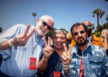 FOTOS | Escultor salvadoreño es invitado al cumpleaños de Ringo Starr en Los Ángeles